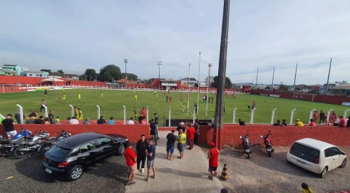 Estudantes de saúde da Santa Cruz orientam comunidade sobre prevenção da dengue em ação educativa