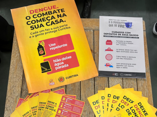 Ação extensionista da Santa Cruz orienta população sobre eliminação de criadouros da dengue