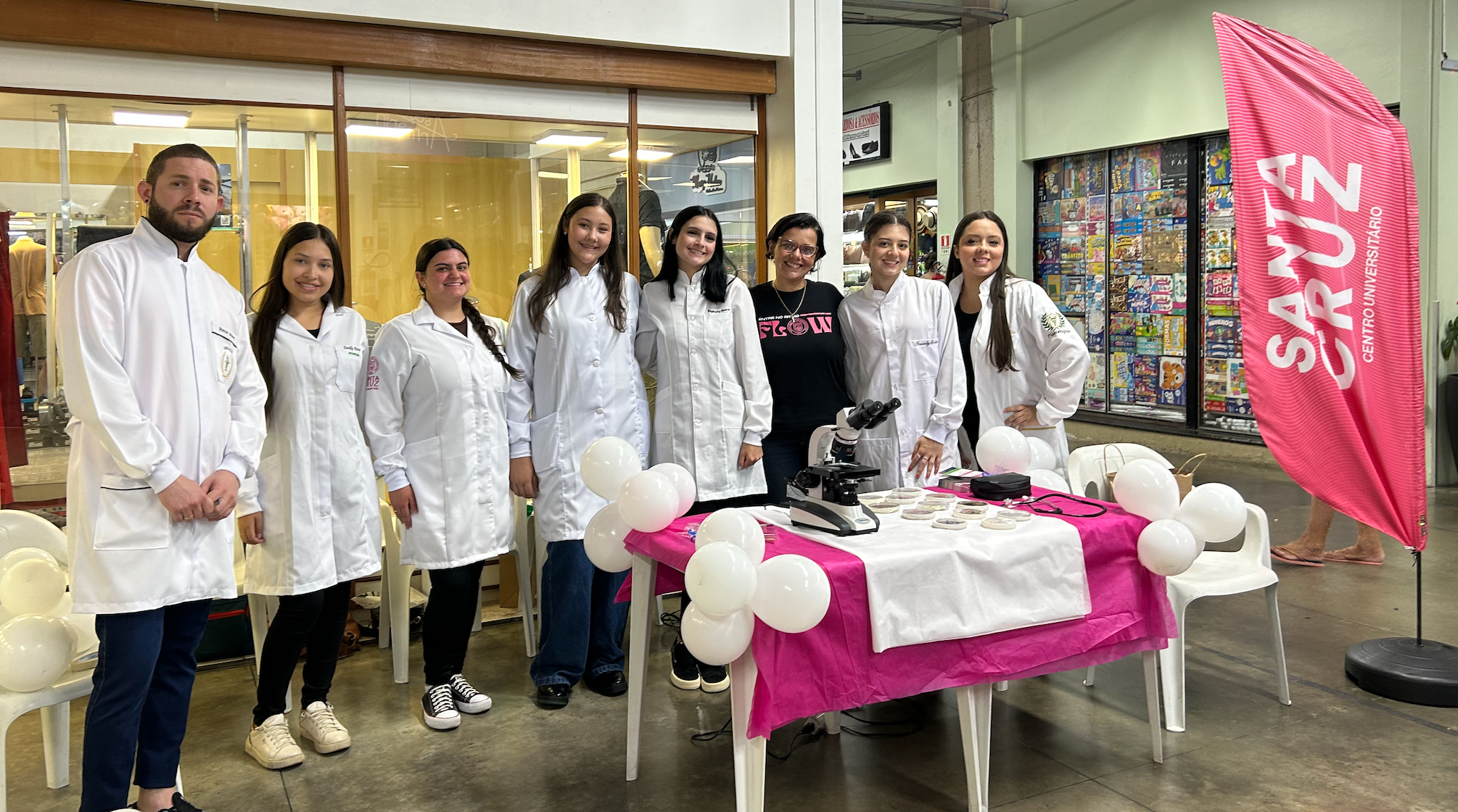 Centro Universitário Santa Cruz promove ação de conscientização sobre biossegurança em salões de beleza no Mercado Municipal do Capão Raso